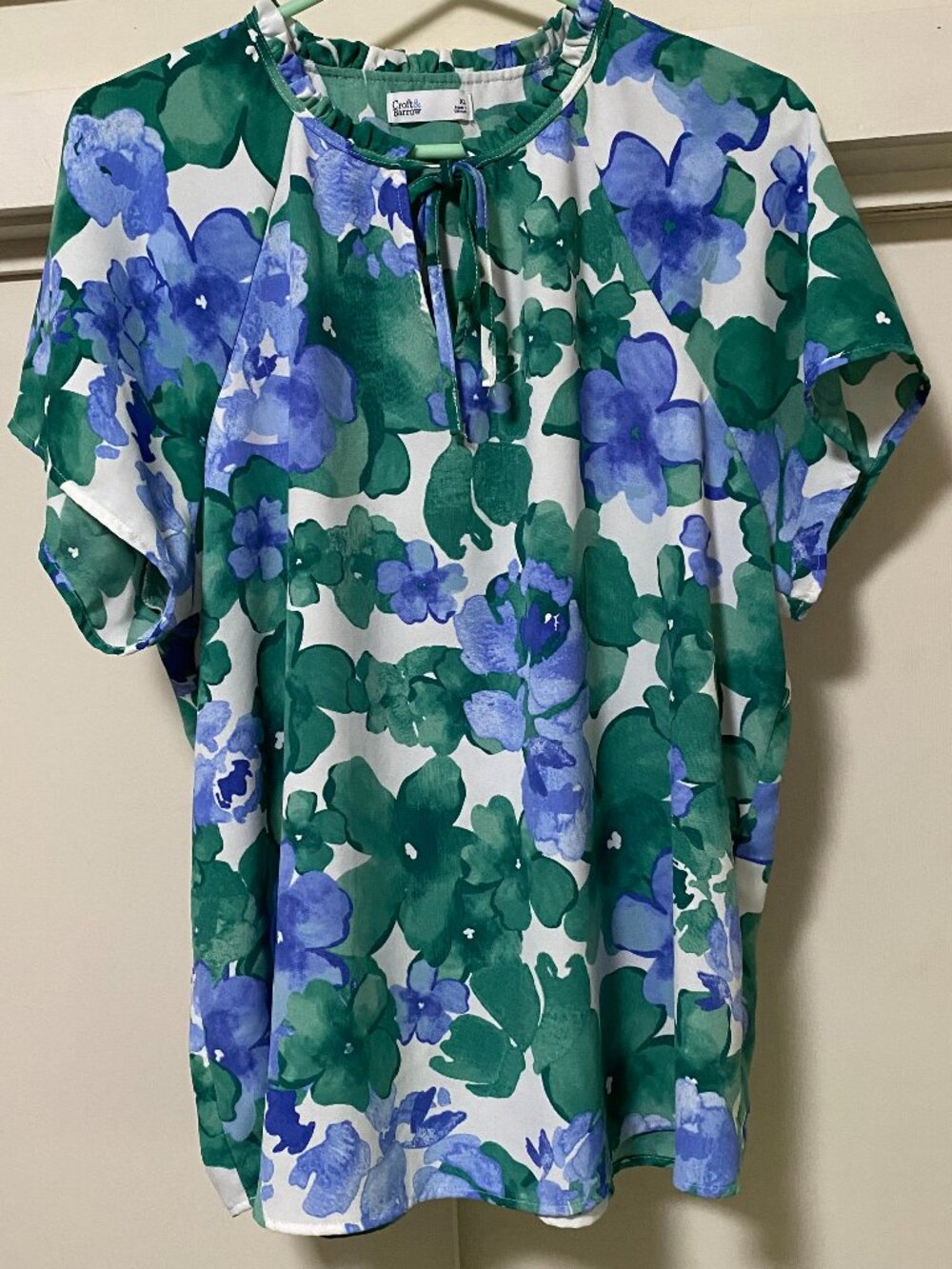 Croft & Barrow, deep blue & green floral blouse w/frilled collar & tie, size XL